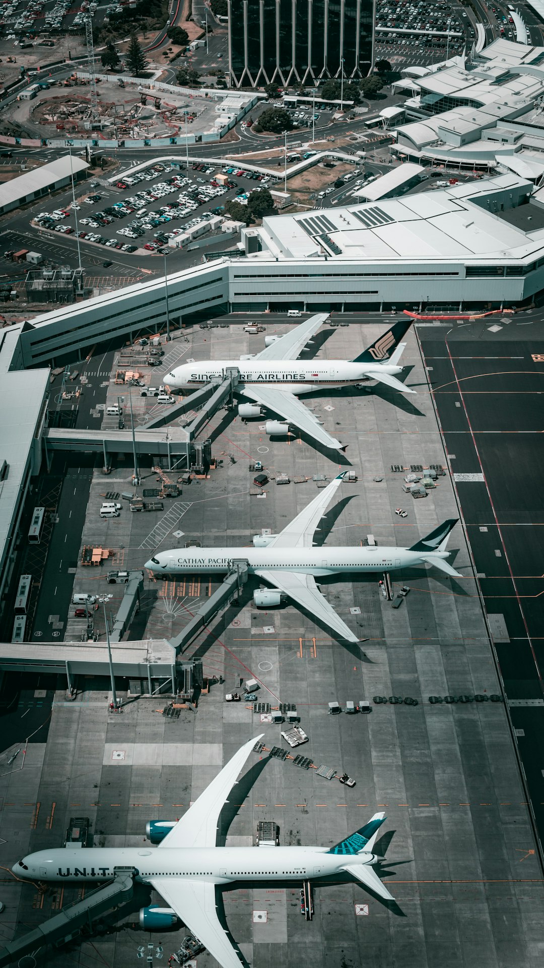 white-and-gray-airplane-on-airport-during-daytime-fb406ckgl0q