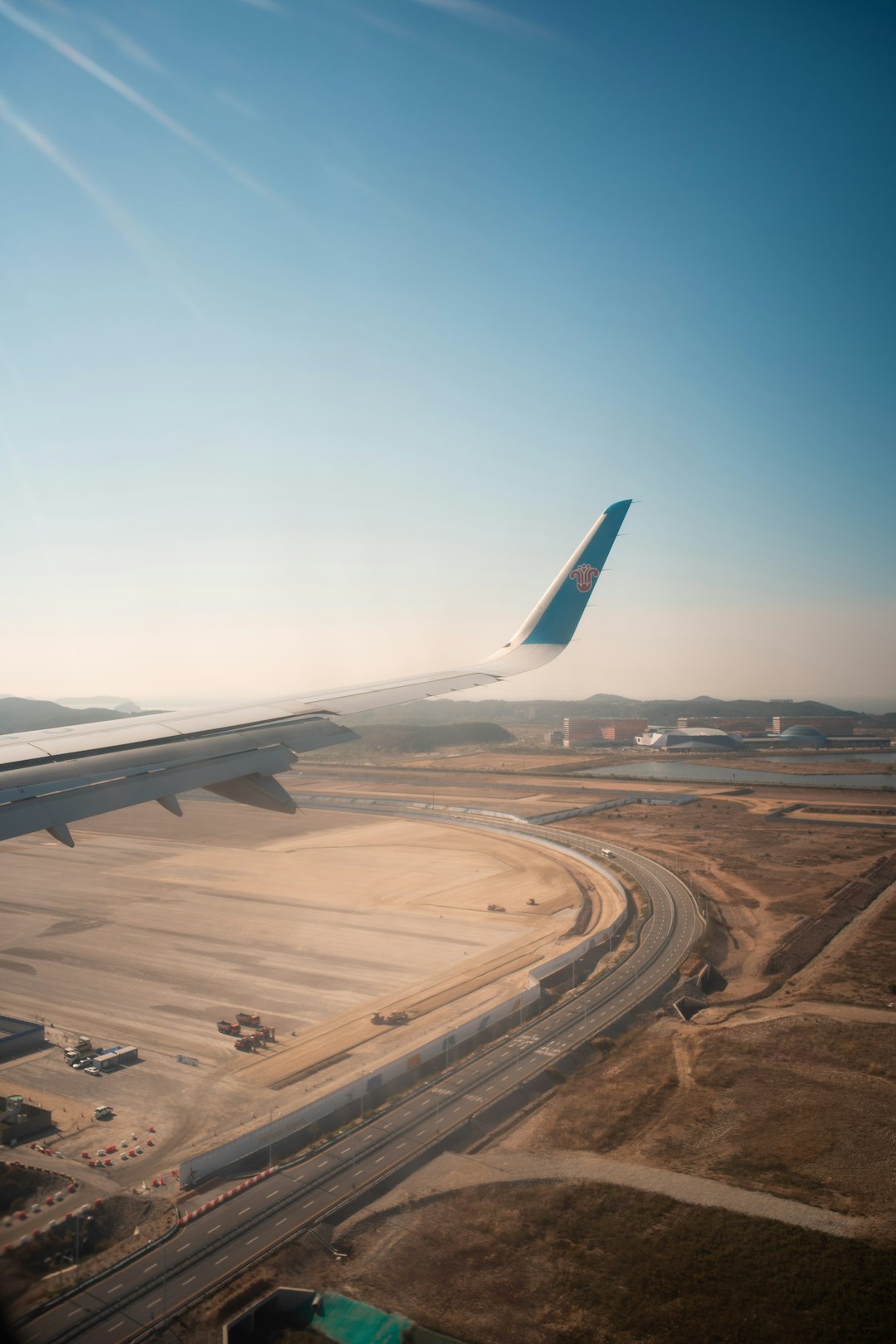 service-01 a-view-of-an-airplane-wing-from-a-window-urhg-hsnzl4